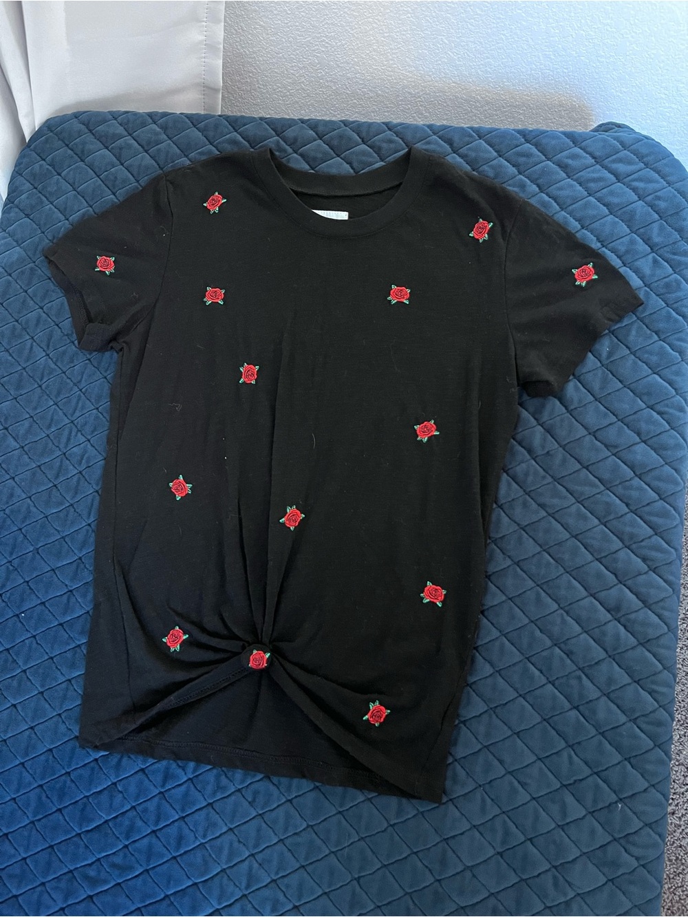 Black Short Sleeve Tee w/ Red Rose Embroidery Reflex Women’s Size Medium Casual